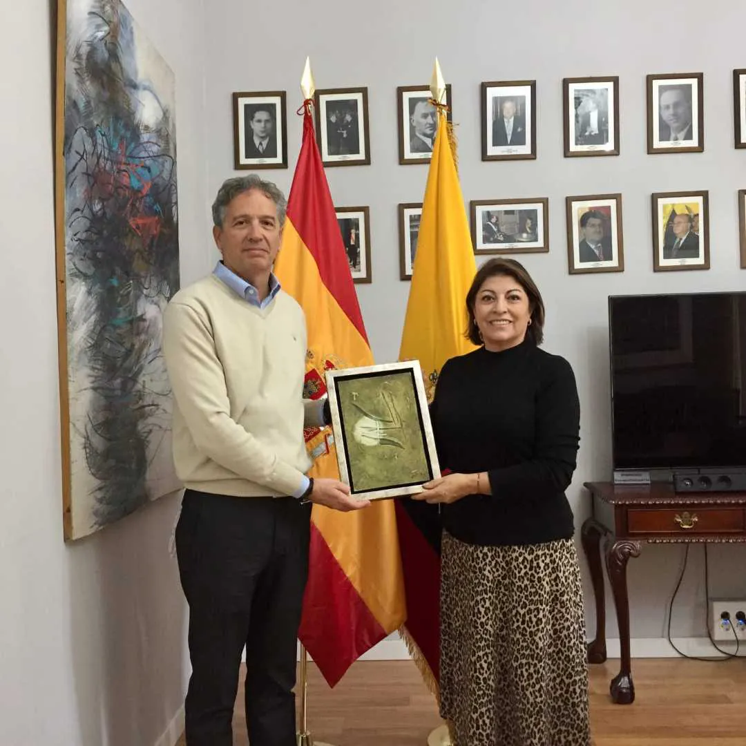 entregacuadroalaembajadaecuador