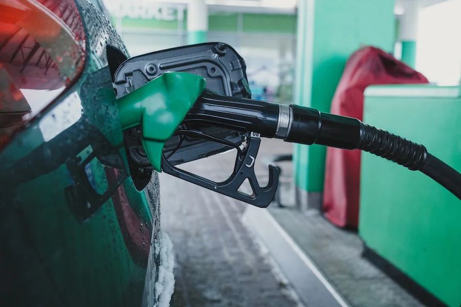 Vehículo respostando en una gasolinera | Foto de 123RF/petrunina