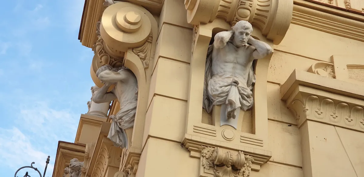 Atlantes en el Ayuntamiento de Málaga. Obra de Diego García Carreras.