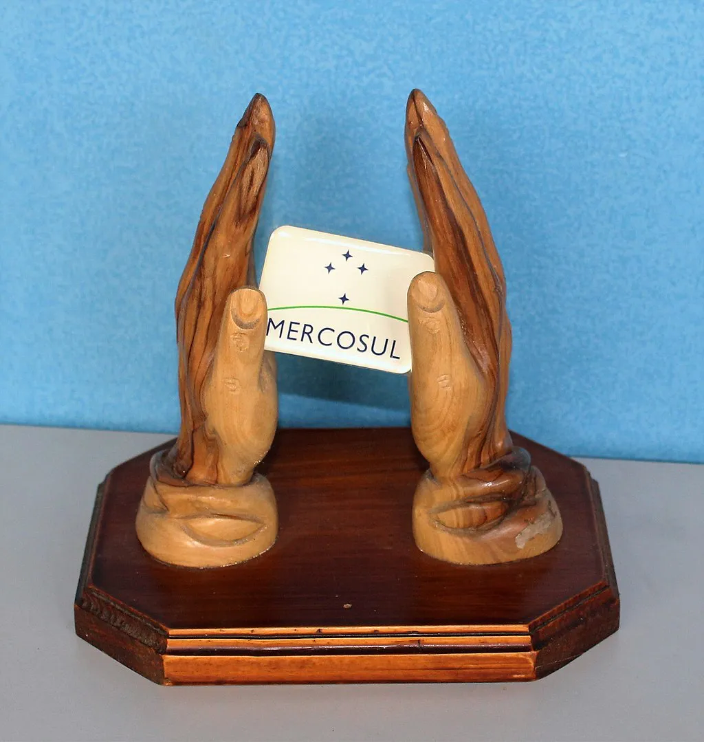 1024px-Mao_do_Mercosul