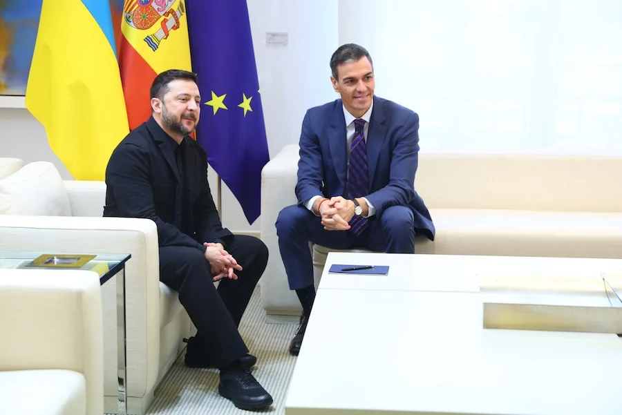 Pedro Sánchez con el presidente de Ucrania, Volodímir Zelenski | Foto de Pool Moncloa/Fernando Calvo