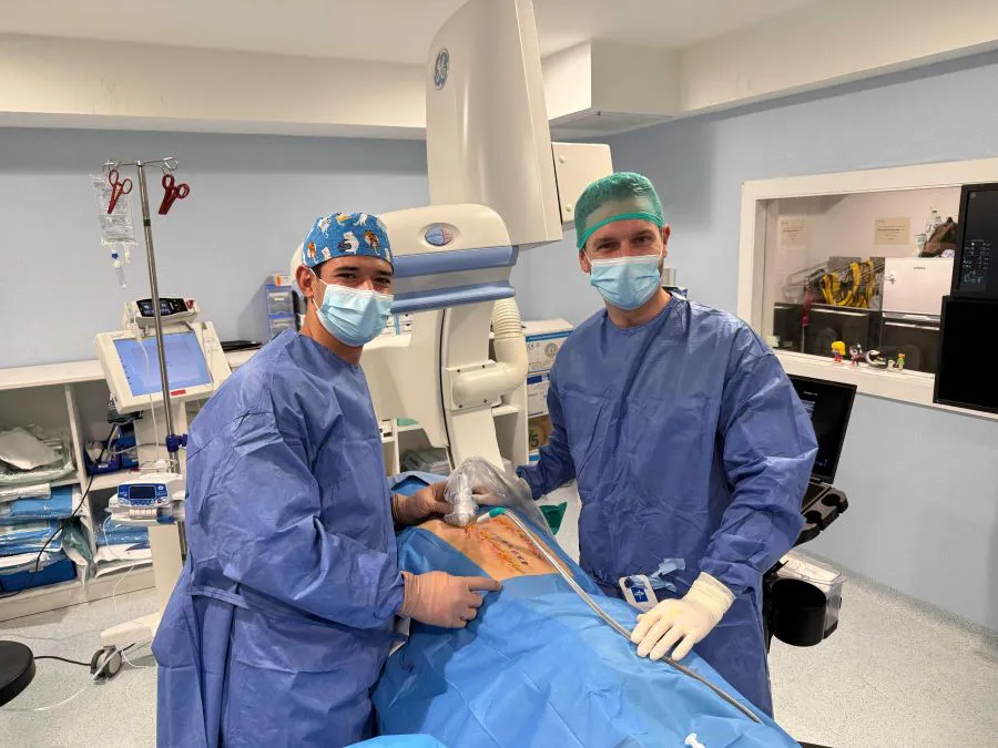 El Dr. Rodrigo de la Oliva (izquierda) Crioanalgesia Quirónsalud Málaga_
