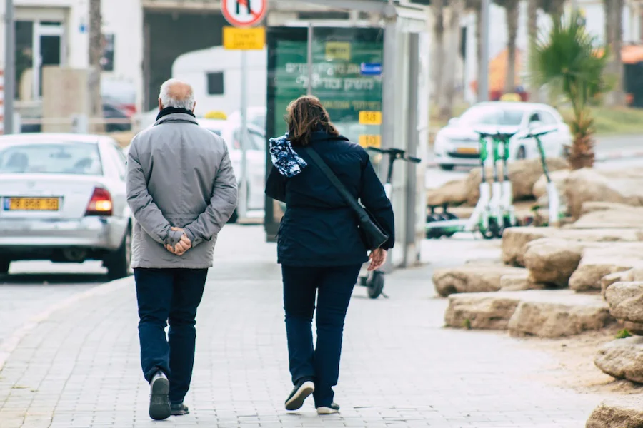 Personas mayores pasean | Foto de 123RF/joseh51