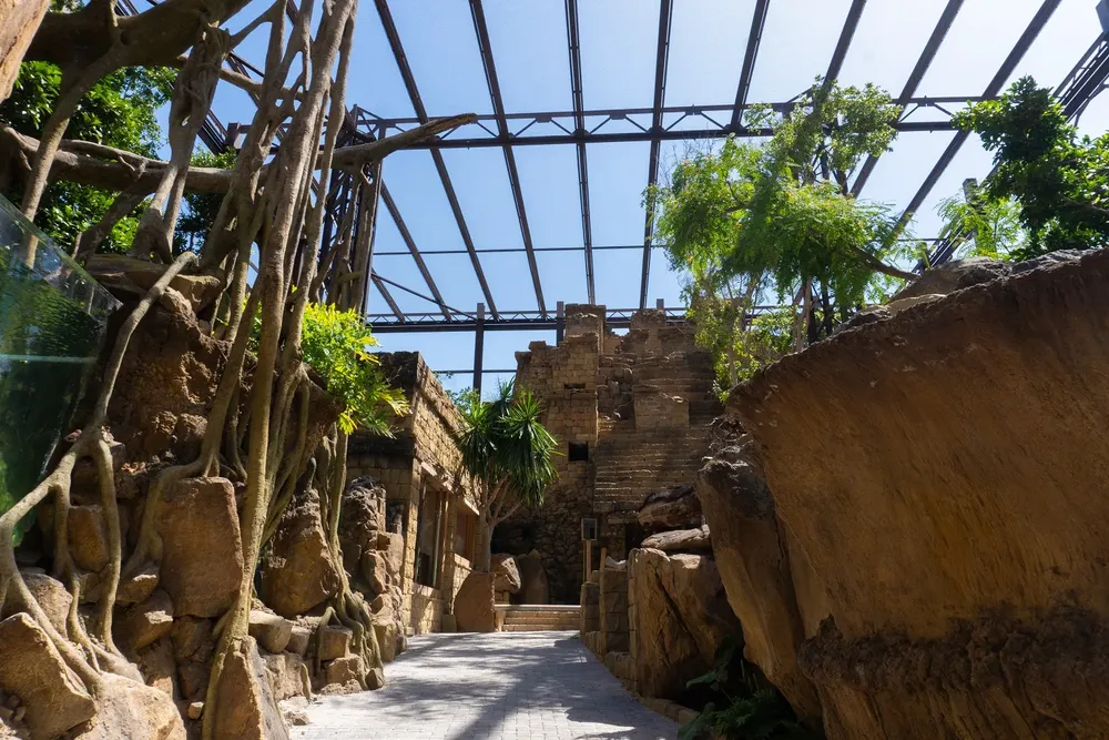 Pirámide maya y zona aviario Bioparc Fuengirola