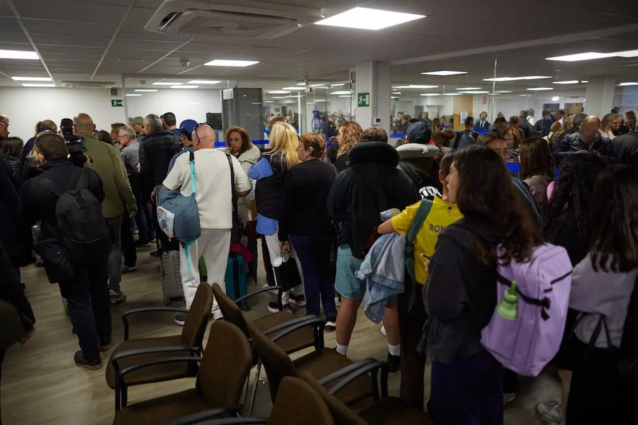 Llegada a la Base de Torrejón de ciudadanos españoles evacuados de Oriente Próximo | Foto del MAEC