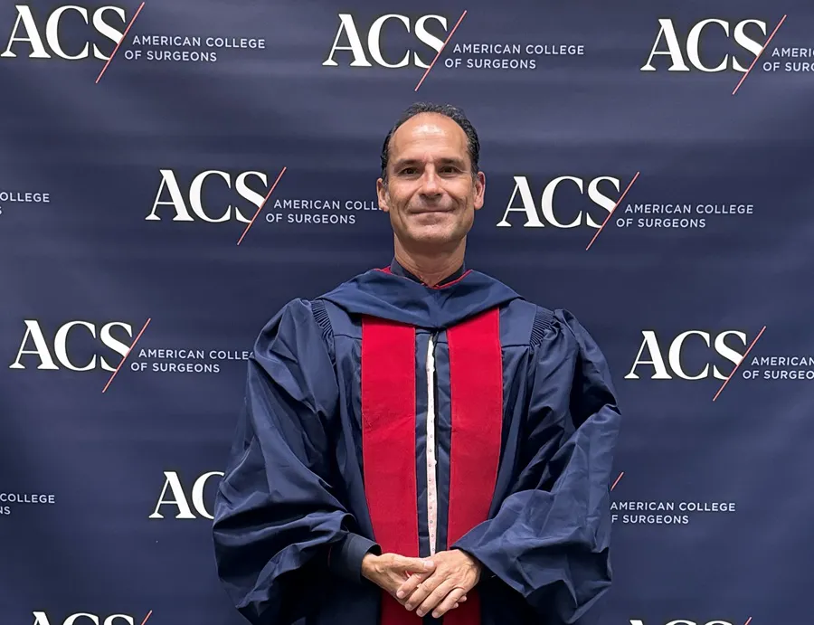 Dr. César Ramírez miembro del Colegio Americano de Cirujanos