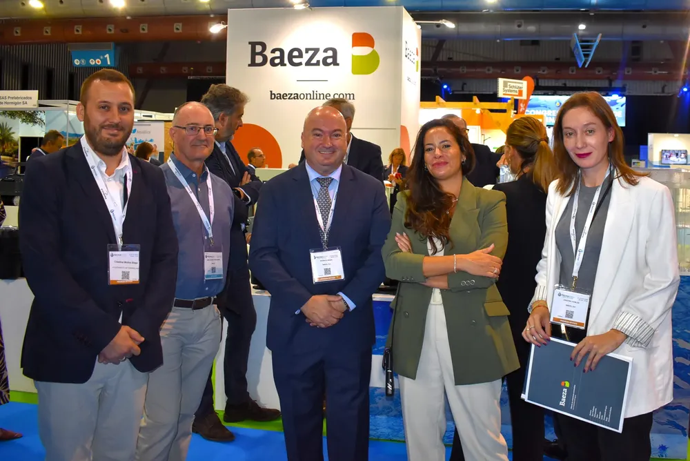 La Concejala del Ayuntamiento, Alicia Izquierdo junto al CEO de Baeza, Patricio Baeza, y trabajadorres de Baeza en PiscinaSpain-1
