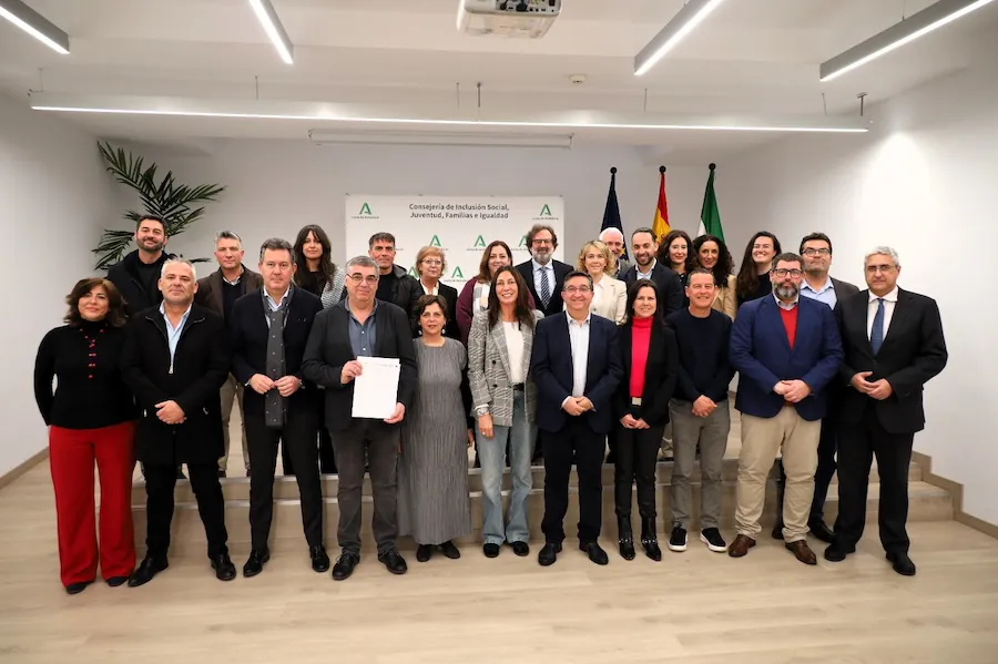 Patronales y sindicatos crean el pionero Observatorio Andaluz del Servicio de Ayuda a Domicilio