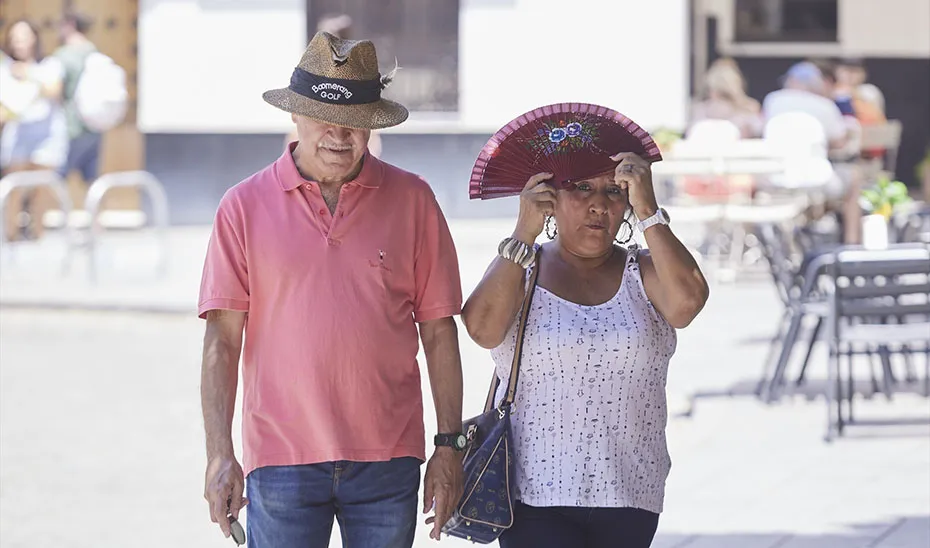 1691484864479EuropaPress_4561047_senora_protege_abanico_sol_mientras_hombre_hace_sombrero_primer_dia_segunda