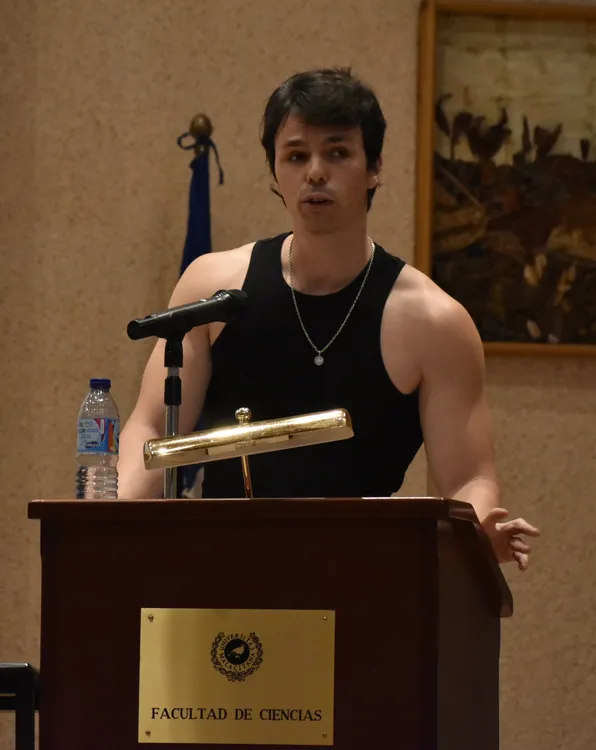 foto simon conferencia universidad