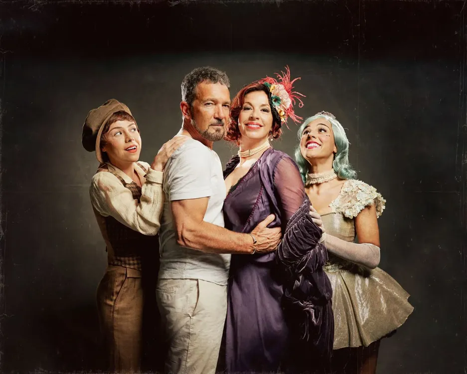 Antonio Banderas y las actrices Marta Ribera, Lydia Fairén y Laia Prats - Foto David Ruano