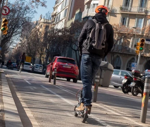 Una persona circula en patinete eléctrico por una calle | Foto de Fundación Mapfre